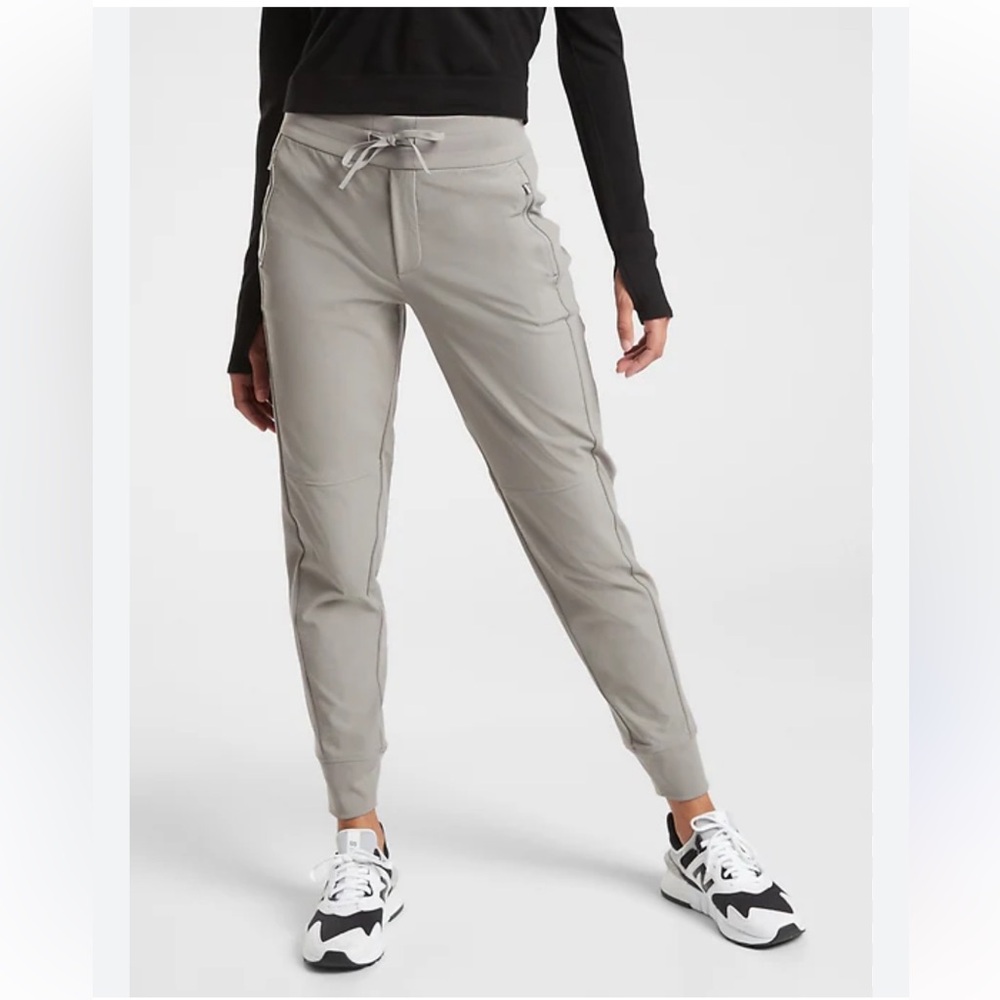 Athleta Light Gray Headlands Hybrid Trek Mid Rise Jogger size 6